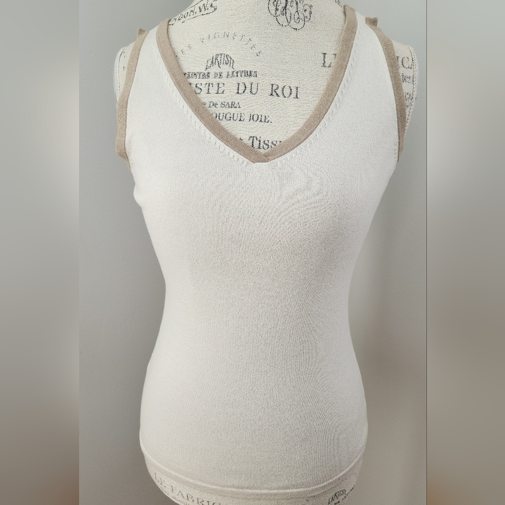 LOFT sleevless v-neck knit top in S